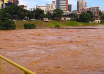 Rio Doce atinge cota de atenção em Valadares
