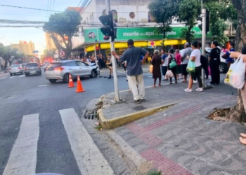 Acidente entre dois carros é registrado no Centro de Governador Valadares