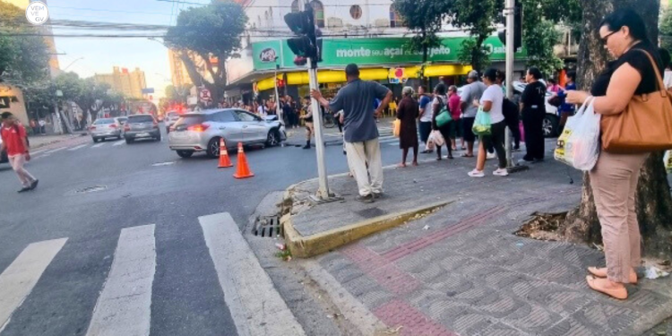 Acidente entre dois carros é registrado no Centro de Governador Valadares