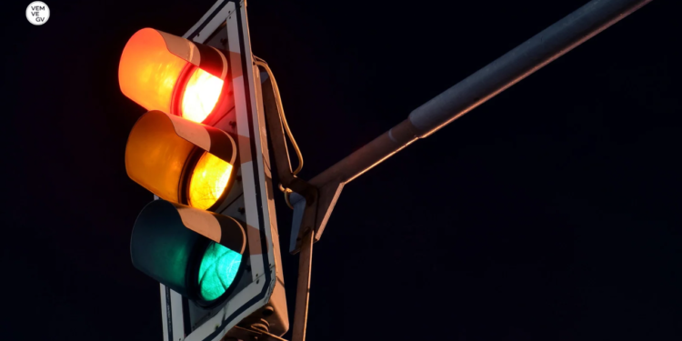 Novo semáforo começa a funcionar na Av. Minas Gerais, em Valadares