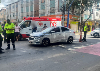 Acidente entre táxi e ambulância do SAMU é registrado no Centro de Valadares