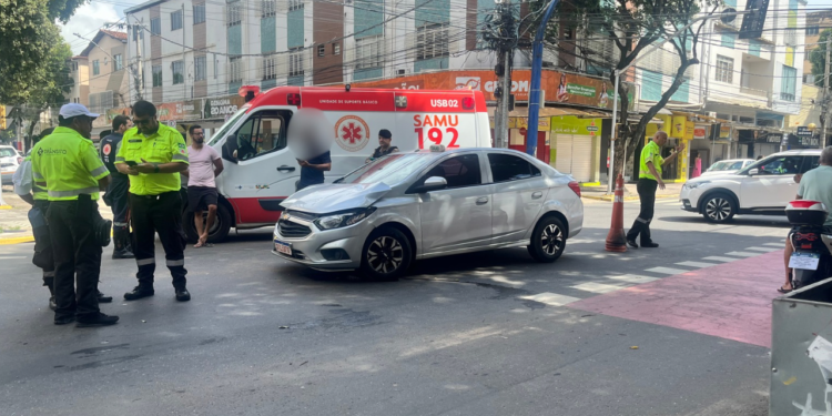 Acidente entre táxi e ambulância do SAMU é registrado no Centro de Valadares