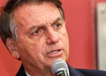 Médicos de Bolsonaro viajam a Brasília após internação repentina