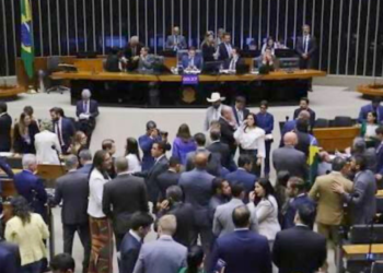 Câmara aprova em 1º turno a “PEC da Blindagem”, que limita prisões e investigações contra deputados