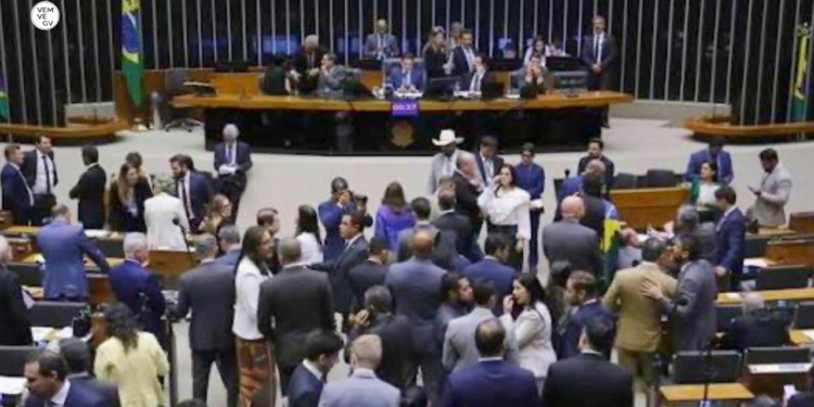 Câmara aprova em 1º turno a “PEC da Blindagem”, que limita prisões e investigações contra deputados