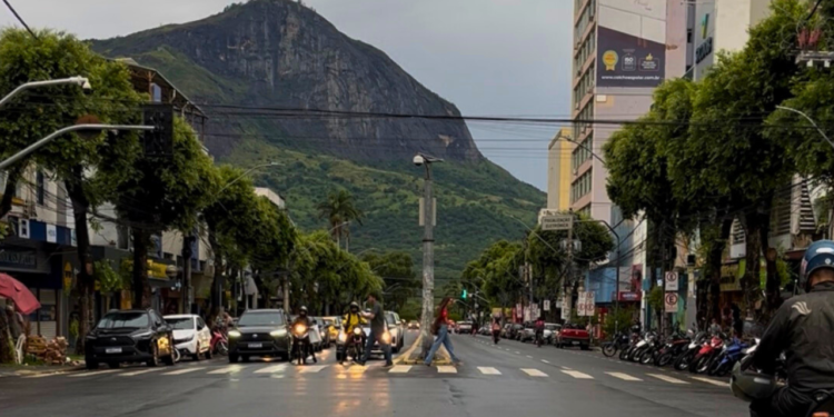 Rio Doce atinge cota de inundação e Defesa Civil mantém alerta em Valadares