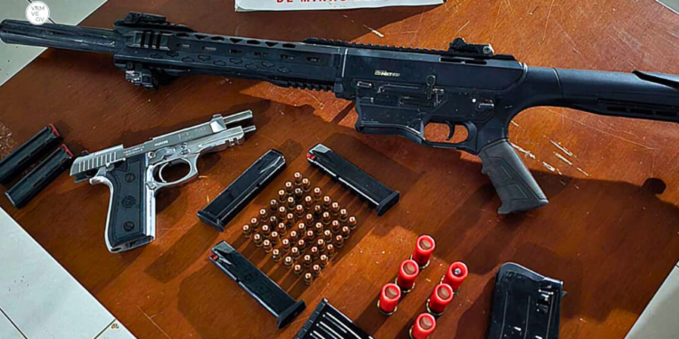 Homem embriagado é detido com armas e munições em distrito de Periquito MG