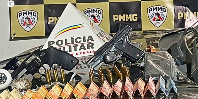 Homem é preso em Central de Minas com revólver de mira laser, pistola, drogas e munições