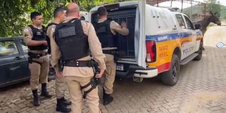 PM prende quatro pessoas em endereço ligado a triplo assassinato em Valadares