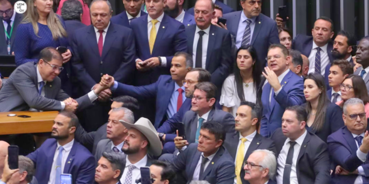 Urgência da anistia é aprovada e pode ser votada em 15 dias