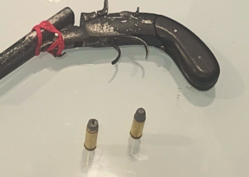 Arma é encontrada em calçada após fuga suspeita no Turmalina, em Valadares