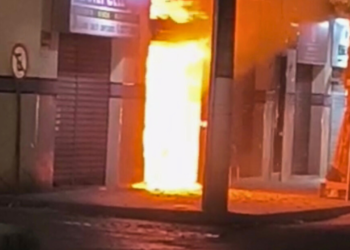 Pizzaria pega fogo em Valadares e tem estrutura comprometida