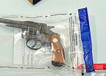 Mulher é presa com arma que pode ter sido usada em homicídio em Valadares