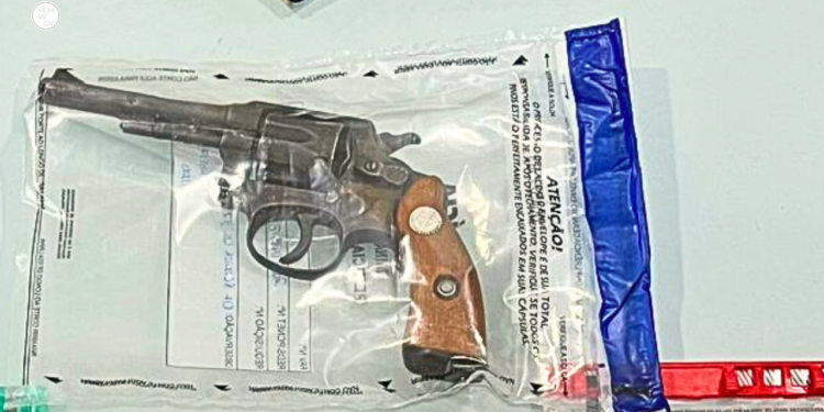 Mulher é presa com arma que pode ter sido usada em homicídio em Valadares
