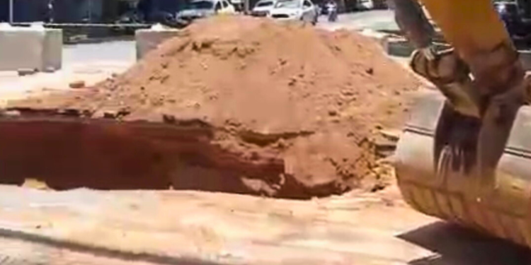 Cratera se abre no Centro de Governador Valadares