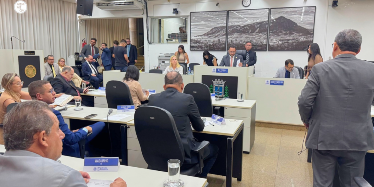 Câmara de Valadares aprova crédito especial de R$ 13,5 milhões para transporte escolar