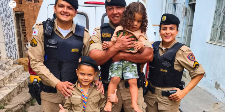 Criança com autismo realiza sonho de conhecer viatura e ganha farda da PM em Valadares