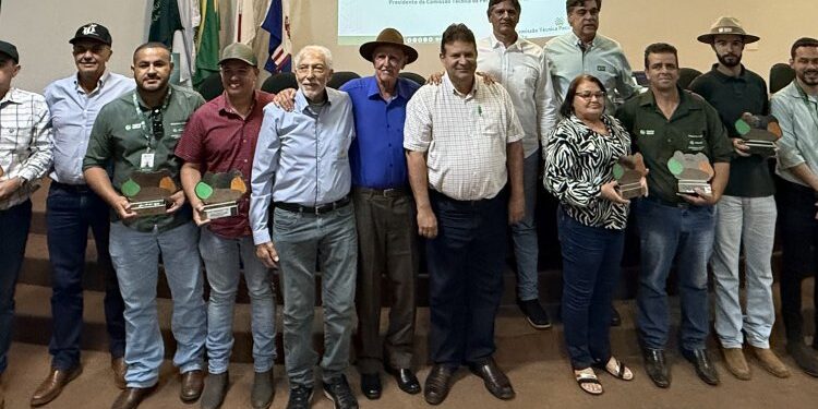 Produtores destaque do ATeG são premiados na Fenamilho​   