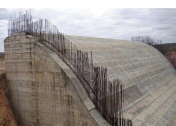 Consórcio cobra retomada de obra da barragem