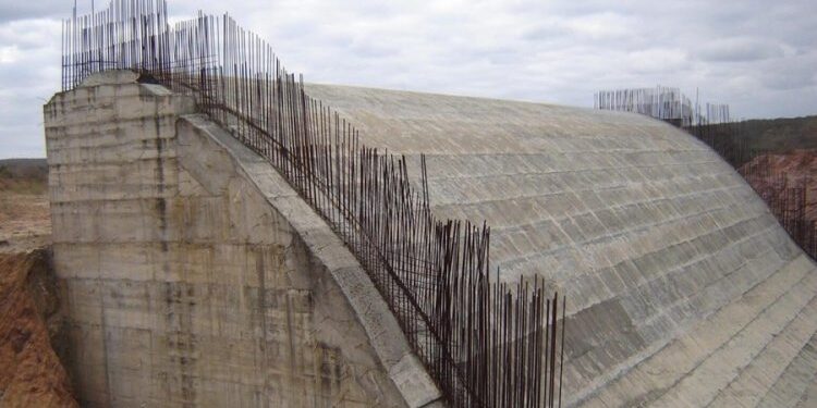 Consórcio cobra retomada de obra da barragem