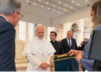 Papa recebe artesanato de Sabará