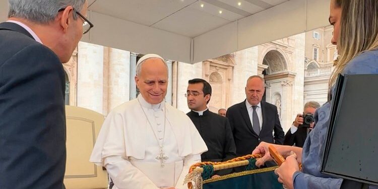 Papa recebe artesanato de Sabará