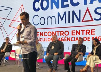 Deputado Arantes representa Assembleia no Conecta Com Minas 2025 e destaca importância da mídia regional e dos jornais impressos