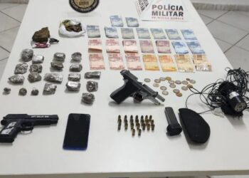 PM prende dois e apreende armas, drogas e dinheiro no Bairro Santa Helena, em Valadares