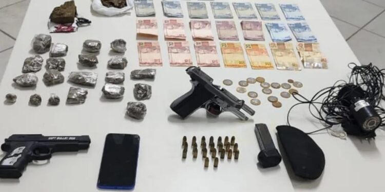 PM prende dois e apreende armas, drogas e dinheiro no Bairro Santa Helena, em Valadares