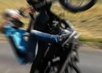 Motociclista é flagrado dando “grau” em frente viatura da PM e tem motocicleta apreendida, em Valadares.