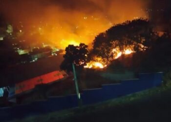 Incêndio atinge área ao lado de escola no Grã Duquesa, em Valadares