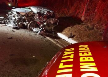 Acidente envolvendo caminhão e carro de passeio deixa uma pessoa morta, em Valadares