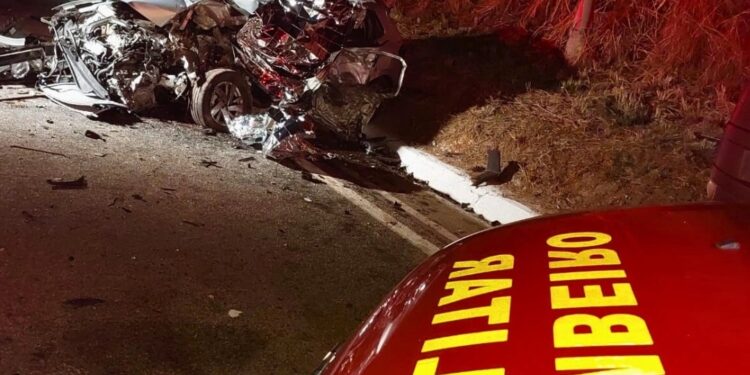 Acidente envolvendo caminhão e carro de passeio deixa uma pessoa morta, em Valadares