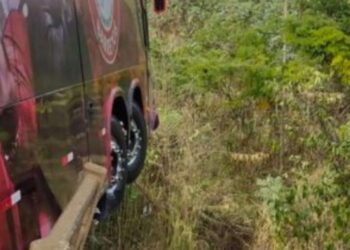 Ônibus da dupla César Menotti e Fabiano bate em carreta em rodovia de Minas