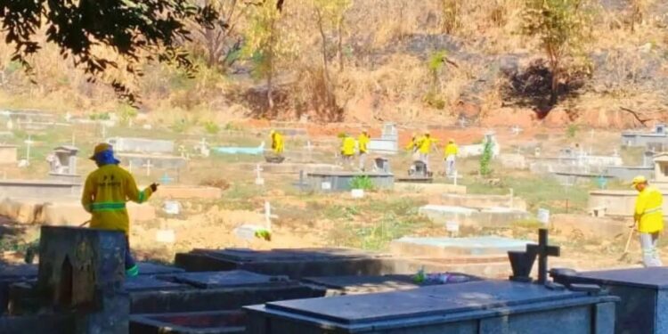 Prefeitura de Valadares realiza limpeza dos cemitérios municipais para o Dia dos Pais