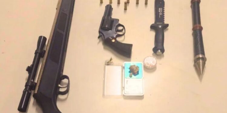 Trio entra numa fria, após PM encontrar arma dentro de geladeira, no Vera Cruz, em Valadares