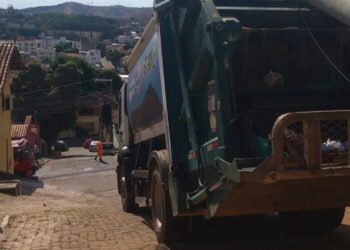 Caminhão de coleta de lixo bate em poste e motorista fica preso em Valadares