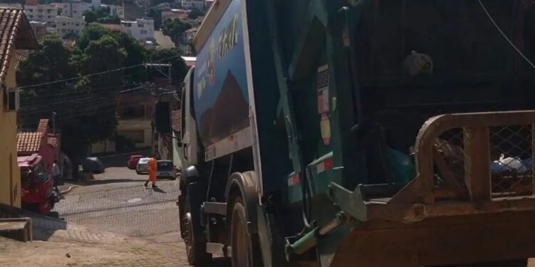 Caminhão de coleta de lixo bate em poste e motorista fica preso em Valadares