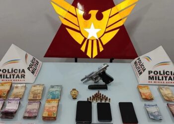 PM recupera veículo roubado, prende suspeitos e apreende drogas, arma e R$ 6.000,00 em Valadares