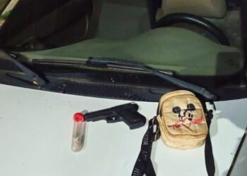 Três homens são detidos em carro furtado com réplica de arma e drogas após roubo de moto em Valadares