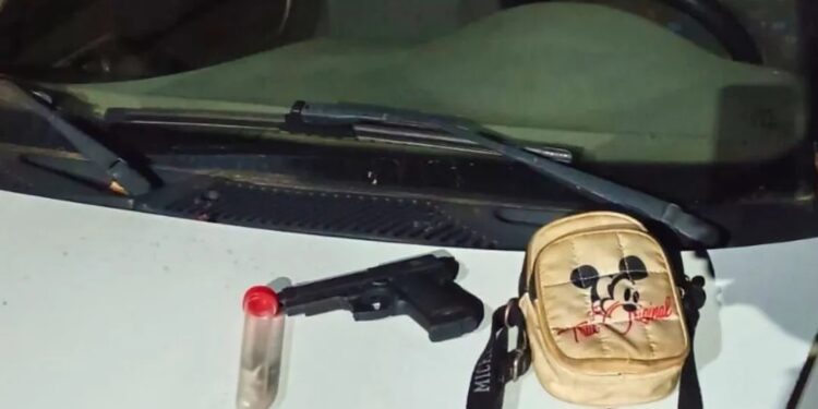 Três homens são detidos em carro furtado com réplica de arma e drogas após roubo de moto em Valadares