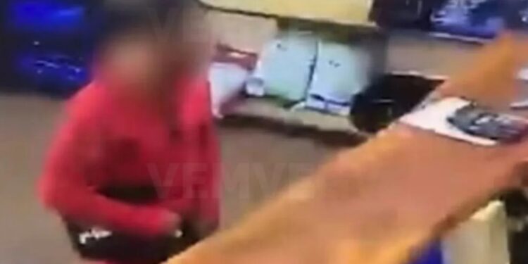 Homem pede água para lojista e furta celular em Valadares