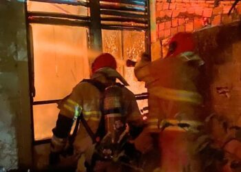 Incêndio destrói casa no Santos Dumont 2, após celular explodir durante carregamento, em Valadares