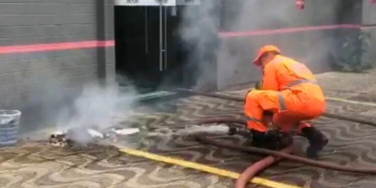 Princípio de incêndio em delegacia no centro de Valadares