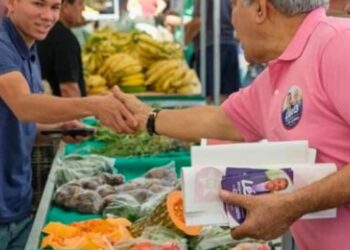 Léo Monteiro e Dr. Luciano fazem caminhada e inauguram comitê.