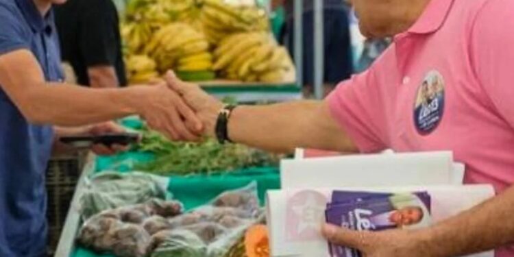 Léo Monteiro e Dr. Luciano fazem caminhada e inauguram comitê.