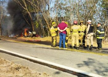 Grave acidente entre carreta e caminhonete na br-259 em Governador Valadares