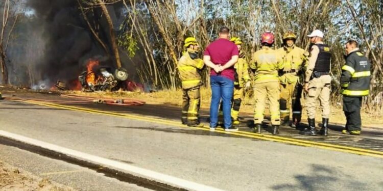 Grave acidente entre carreta e caminhonete na br-259 em Governador Valadares
