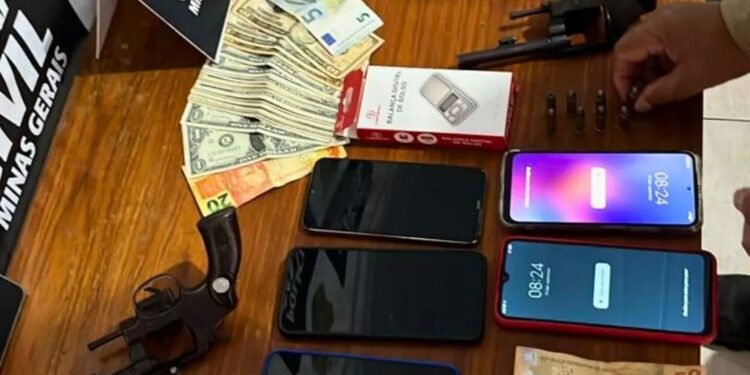 Operação da FICCO de valadares resulta em apreensão de armas, drogas e dinheiro