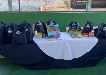 Novos kits escolares são distribuídos em duas escolas de Valadares